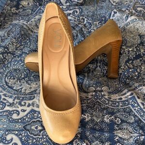 CROCS You Tan Leather Round-Toe Pumps